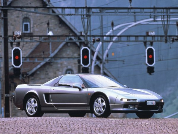 Наричат я &ldquo;японското Ferrari&rdquo;, а поведението й се смята за еталон в автомобилния свят, благодарение на средно разположения мотор и шасито, които бяха оценени навремето дори от самия Айртон Сена. Въпреки сравнително скромната мощност на V6 двигателя, която японското законодателство ограничава до 280 к.с., оригиналният NSX се превръща в пример за това, че японците умеят да създават суперавтомобили. При това култови.
