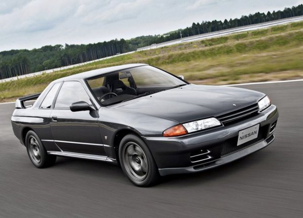 Първият GT-R, произвеждан от 1970 од 1972, е един от най-успешните спортни автомобили на своето време. Както и един от най-прогресивните, тъй като разполага с екстри, за които никой от неговите конкуренти дори не мечтае - например система за инжекционно впръскване на горивото в камерите. През 1989 обаче светът стана свидетел на раждането на супернова - през тази година се появи втората генерация на GT-R, която се доказа не просто като успешна, а като непобедима на пистата. Nissan GT-R R32 унищожавашесъперниците си в различни домашни и международни шампионати и съвсем заслужено си спечели прозвището &ldquo;Годзила&rdquo;.

