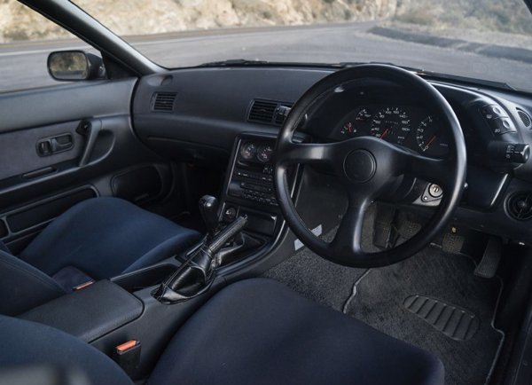 Легендарният 6-цилиндров редови двигател RB26DETT, със съдействието на интелигентната система за двойно задвижване на колелата ATTESA ETS, превръщат GT-R в ефективно оръжие както на улицата, така и на пистата. В последните години идеите и технологиите, заложени в R32, бяха усъвършенствани и обновявани, а пикът е достигнат във версиите R34 и R35, които продължават философията на своите прадеди.

