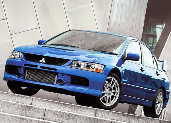Четвъртото място в класацията ни си делят двама непримирими противници - Evolution и WRX STI. И двете машини има 4х4 задвижване на колелата, мощни 4-цилиндрови турбо мотори, солидно състезателно минало, армия от фанатични последователи, както и неподражаема харизма. Но в техническо и идеологическо отношение двата автомобила са доста различни.
