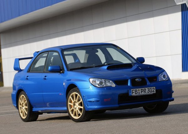 Subaru използват боксерен двигател, докато при Mitsubishi той е редови. Impreza дълги години разчиташе на механично 4х4 задвижване, докато Lancer използва система с диференциали с електронно управление. В наши дни Lancer Evolution вече не се произвежда, но от Mitsubishi все още отказват да обяват смъртта на легендата официално, запазвайки си правото да я възродят на по-късен етап. От друга страна, Impreza WRX STI продължава да живее с променена форма, но в перфектно здраве.
