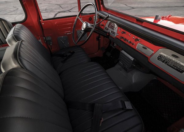 Първият Land Cruiser се появява през 1955, а знаменитото поколение FJ40 се произвежда от 1960 чак до 1984. Първият Land Cruiser и FJ40 в момента представляват сериозен интерес за колекционерите, което се доказва и на търговете на Sotheby&rsquo;s, където колите от тези серии се продават за нескромни суми.

 