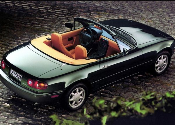 Безспорно един от най-великите автомобили на Япония. Това простичко, достъпно и забавно кабрио е най-успешният роудстър в света за всички времена. Има компактен, но надлъжно разположен отпред двигател и задно предаване, което означава само едно - забавни часове зад волана и перфектно разпределение на теглото, а оттам - и чудесно представяне на пътя.
