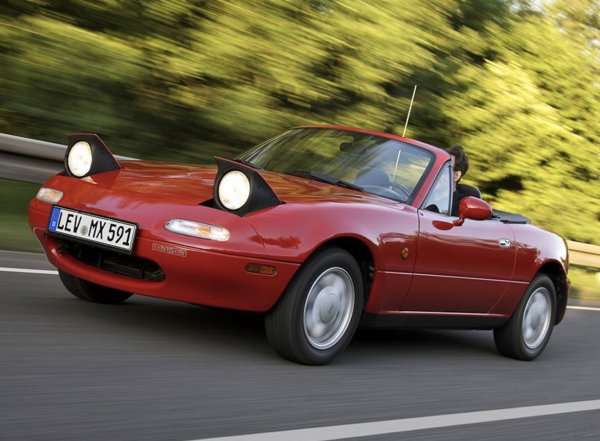 Днес на пазара е четвъртото поколение на MX-5, а за класически се смятат първите две. Дебютната MX-5 се появява през 1989 и тежи минималните 940 кг, а днешната версия на колата, въпреки всички системи за безопасност и цялата електроника, е съвсем малко по-тежка.

