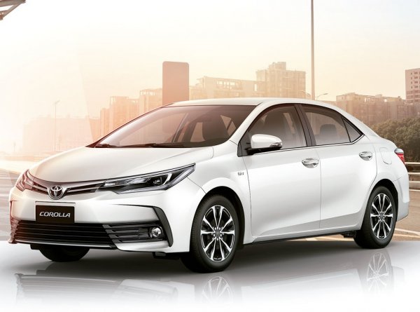 Живота си Corolla започва в началото на 1966 като компактен автомобил с две врати и задно предаване, но впоследствие концепцията преминава към по-обикновената схема с предно задвижване на колелата. Toyota продава модела и до днес, като името се използва на различните пазари за доста различни автомобили - още една гаранция, че първото място трудно ще бъде отнето. 
