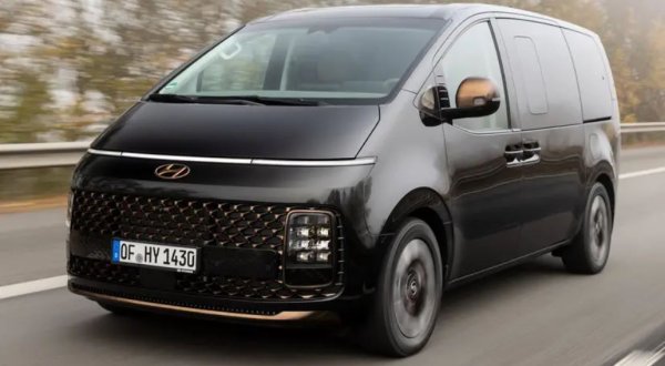 Какво точно се случва в дизайнерския отдел на Hyundai в момента? Ioniq 5 изглежда страхотно, Ioniq 6 е наистина впечатляващ, а Tucson е най-интересно изглеждащият SUV на пазара днес. Но със сигурност не е най-интересният Hyundai. Не, тази чест принадлежи на Staria.

Да, това е миниван, но е рационализиран като японски скоростен влак, минималистичен като вегански обяд. За съжаление, въпреки че изглежда футуристично, единствените Staria в Европа са задвижвани с дизел, като моделът не се предлага на някои пазари. 

