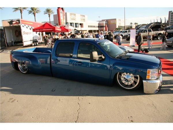 Един от най-екстравагантните участници на SEMA 2008 - Slammed Dually пикапът - Chevy Silverado