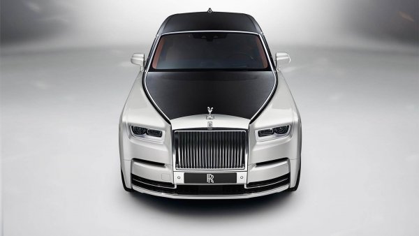 Отрасълът се развива толкова бързо, че сегашният Rolls-Royce Ghost се възприема като реликва. Новият седан преминава на алуминиевата платформа Architecture of Luxury, която е в основата на Phantom и Cullinan. Това ще увеличи и пространството в салона. Двигателят V12 с обем 6,75 литра е съчетан с 8-степенна автоматична скоростна кутия ZF и развива 571 с. Ще има и версия Black Badge с над 600 к.с., както и хибриден вариант. 
