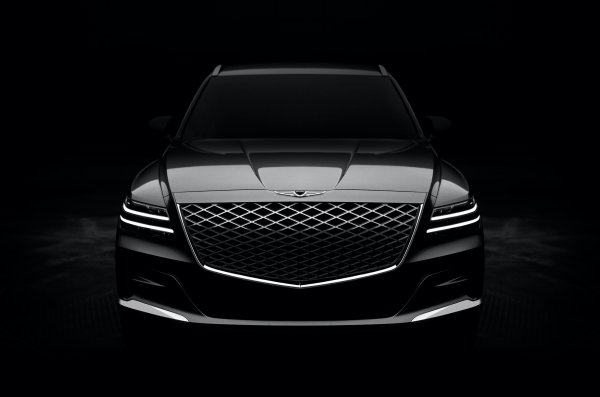 Снимки на първия кросоувър на корейския премиум-бранд Genesis се появиха в края на миналата година, като те соказват, че серйният вариант няма да се различава кой знае колко от концептуалния модел от 2017 г. Идеята на инженерите и дизайнерите на бранда е кросоувърът да се конкурира BMW X5. Той ще бъде изграден на платформата на седана G80. И би трябвало да получи 2,5-литров бензинов турбомотор с 300 к.с., 3,5-литров турбо V6 с 380 к.с. и 3,0-литров дизел в 280 к.с.
