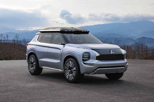 Четвъртото поколение на Outlander ще прилича на концепта Engelberg Tourer, като ще премине на нова платформа - CMF-CD на алианса Renault-Nissan-Mitsubishi. Така кросоувърът ще се окаже доста близък "роднина" с бъдещия Nissan X-Trail, като ще получи и нови задвижващи агрегати. Един от тях е  VC-Turbo 2.0 от Infiniti QX50/Nissan Altima.
