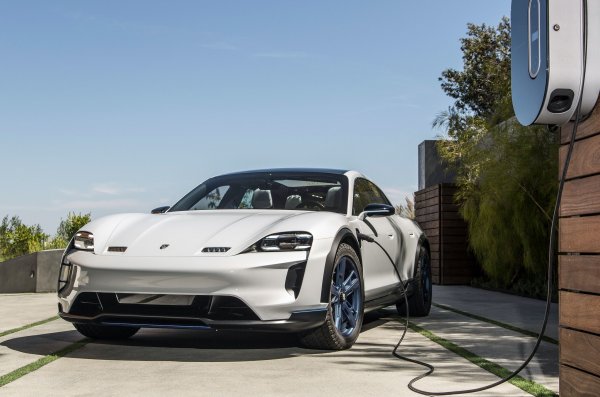 Седанът Taycan вече беше представен и се продава, а сега идва и по-практичен модел. Това е крос-купе, чието производство е одобрено от Съвета на директорите на Porsche. Технически то ще повтаря Taycan, като ще получи няколко версии с различна мощност - от 530 до 671 к.с. и различни варианти на батериите. Очаква се топ-варианта да може да изминава около 450 км с едно зареждане.
