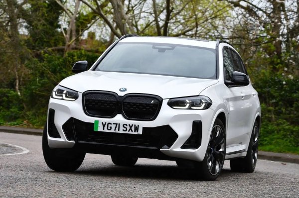 BMW iX3 е един от по-конвенционалните електрически SUV, като той използва за основа стандартното BMW X3. Това означава, че купувачът получава същата интуитивна информационно-развлекателна система, висококачествен интериор и голям багажник. Нещо повече, iX3 има подобна динамична настройка като обикновения автомобил, което означава, че е един от най-ангажиращите SUV-модели за шофиране с пъргаво и будно усещане през завоите. Той ускорява от 0 до 100 км/ч за 6,8 секунди и предалга пробег от 460 км с едно зареждане.

Що се отнася до оборудването, налично е само едно ниво на оборудване – но за щастие то предлага с всичко необходимо, включително проекционен дисплей, панорамен стъклен покрив, задвижвана врата на багажника и отопляеми предни седалки като стандарт.
