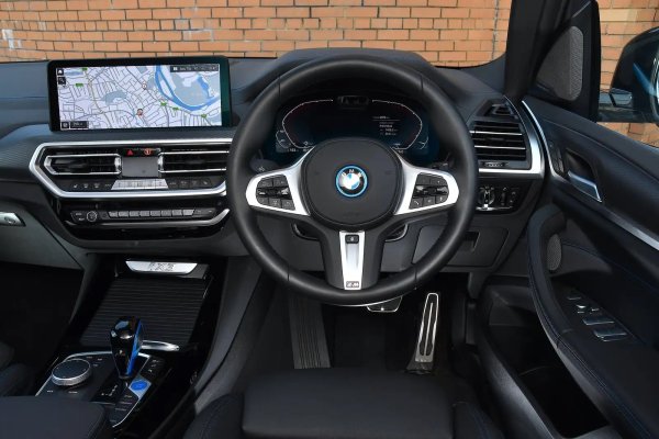 Плюсове: По-голям пробег от повечето преки конкуренти; Страхотна информационно-развлекателна система; Сравнително добра цена.

Минуси: Не толкова бързо, колкото съперниците; Audi E-tron е по-тих; Tesla Model 3 има по-голям пробег и по-бързо зареждане.
