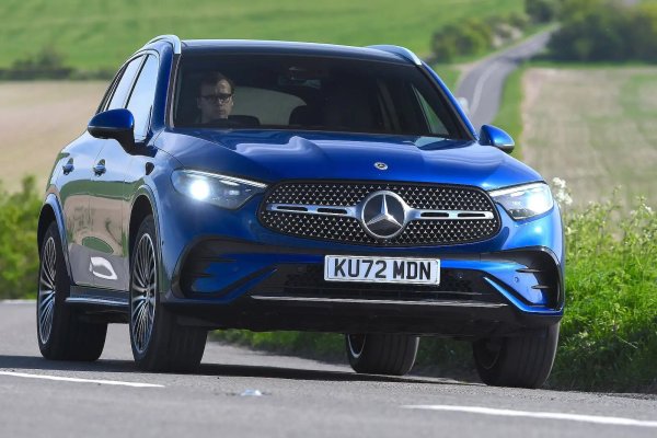 Кой plug-in хибрид има най-дълъг пробег само на електричество от всеки нов автомобил? Това тряБвало да бъзде Mercedes GLC, който официално може да измине цели 128 км на електричество. Но не само пробагенът обаче прави GLC изкусително предложения. GLC 300e всъщност е най-добрият двигател в гамата на модела и това до голяма степен се дължи на усъвършенстването и незабавната мощност, налична от електрическия мотор.

Позицията на шофьора е една от най-добрите в сегмента, а интериорът е много приятно място за прекарване на времето - с изобилие от меки на допир материали, голям централен екран на информационно-развлекателната система и ефектно амбиентно вътрешно осветление, което повдига класата на модела.
