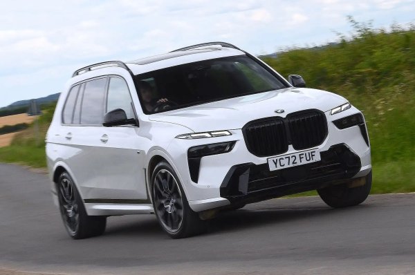 BMW X7 е всичко, което трябва да бъде един голям и луксозен SUV. Интериорът, като за начало, е отлично сглобен. Всяка повърхност показва висока класа, придавайки усещане за подобаващо луксозно, което дори бие по-скъпия Range Rover за качество на изработка. Освен това X7 наистина блести като практичност, защото третият ред на X7 е по-просторен от тези в Audi Q7 и Land Rover Discovery. И както се очаква от толкова голяма кола, багажникът е огромен – особено в режим с пет места.

Въпреки размера си, X7 е изненадващо лесен за шофиране, със страхотен изглед на пътя, пъргаво управление и точно управление. Наличните двигатели също са гладки и мощни, като най-добрият вариант е 3,0-литровият редови шестцилиндров двигател (xDrive40d).
