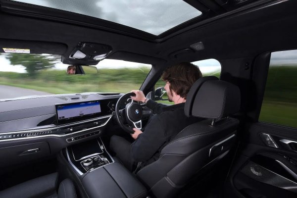 Плюсове: Супер тих и удобен; Невероятно просторен и практичен; Страхотна информационно-развлекателна система.

Минуси: Има и по-евтини алтернативи; Усеща размера и тежестта си на пътя; Външният вид няма да се хареса на всеки.
