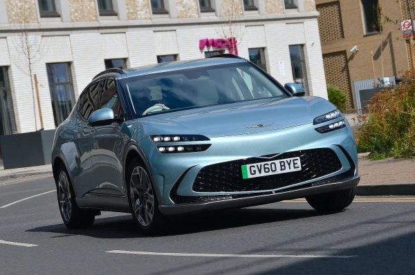 Genesis все още е сравнително нова марка в Европа, така че вероятно има потребители, които не са чували за нея. Именно GV60 обаче може да бъде колата, която ще промени това. Тя е базирана на Hyundai Ioniq 5 и Kia EV6 – два от най-добрите електрически автомобили на пазара. И подобно на тези автомобили, GV60 е удобен, просторен и много конкурентен по отношение на скоростта на зареждане. Наистина може да зарежда от 10-80% само за 18 минути с подходящо мощно зарядно устройство.

GV60 изпреварва споменатите модели с интериора си, защото е изпълнен с меки на допир материали, синтетични кожи и атрактивни метали, което го кара да се чувства наистина премиум. Нещо повече, GV60 има редица физически бутони и въртящ се контролер за информационно-развлекателната система, което го прави много лесен за работа по време на шофиране.
