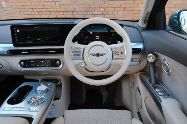 Плюсове: Прекрасен интериор; Изключително тих в движение; Страхотна информационно-развлекателна система.

Минуси: Багажникът не е голям; Пространството отзад е средно; Допълнителните камери не са толкова добри, колкото традиционните огледала.
