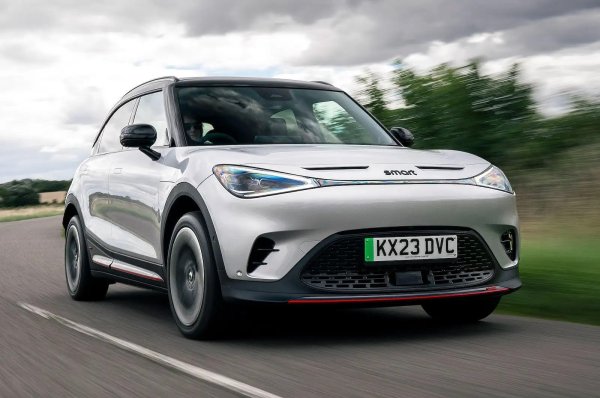 Може да е направен в различен дух от предишните модели на Smart, но като резултат номер 1 е много по-добра кола. Тъй като е напълно електрически, #1 осигурява впечатляваща производителност, като версията Premium вдига 100 км/ч за 6,7 секунди и има официален пробег от 440 км.

Този SUV впечатлява и отвътре. Качеството на материалите е първокласно, докато информационно-развлекателната система със сензорен екран реагира бързо и е пълна с функции. Пространството на задния ред също е в изобилие, като има седалки, които се плъзгат и накланят.
