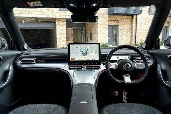 Плюсове: Голяма производителност; Умен, висококачествен интериор; Голяма оценка за безопасност.

Минуси: Малък багажник; Леко накъсано движение при ниска скорост; Някои основни функции са скрити в системата за информация и развлечения.
