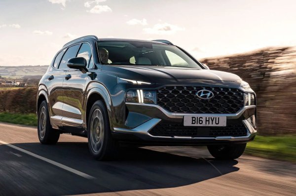 Hyundai Santa Fe продължава да предлага всичско, което е нужна на хората, търсещи SUV със седем места.Въпреки че е един от най-достъпните автомобили в своя клас, интериорът му не изглежда евтин - всъщност е наистина доста луксозeн. Най-евтината комплектация, например, идва с отопляеми кожени предни седалки, 10,3-инчов сензорен екран на информационно-развлекателната система и адаптивен круиз-контрол.

Това луксозно усещане продължава и на задните седалки, защото пространството е много впечатляващо; дори възрастните трябва да се чувстват удобно на третия ред за по-кратки пътувания. Задвижващият агрегат - 1.6 T-GDi Hybrid, може да не много бърз, но пък е икономичен и поддържа ниски експлоатационни разходи.
