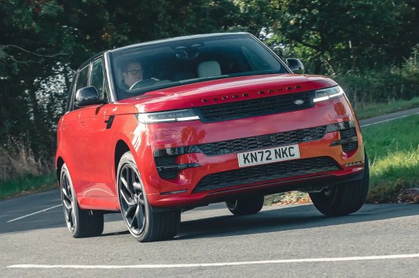 Малко SUV-ита съчетават лукс и пътна способност толкова успешно, колкото Range Rover Sport. Да, той не е толкова спортен, колкото подсказва името му, но стегнатият контрол на каросерията означава, че може да поеме по-добре в завоите от пълноразмерния Range Rover, а въздушното окачване прави пътуването още по-приятно. Позицията на шофьора е превъзходна, а интериорът е от най-висок клас.

Както по-големия си брат, Sport се широка гама от двигатели. Фаворит сред тях е D300 - 3,0-литров, редови шестцилиндров дизел, който се чувства достатъчно силен, за да издържи теглото на автомобила при всяка скорост. Версията P460e с plug-in хибридно задвижване също е добър избор.
