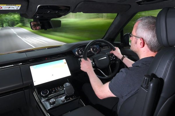 Плюсове: Предлага много качества на Range Rover на по-ниска цена; Невероятна способност извън пътя; Фантастичен пробег на версията PHEV.

Минуси: По-евтин от Range Rover, но все пак много скъп; Съперниците са по-резки за каране; &bdquo;Рекордът&ldquo; за надеждност на Land Rover е проблем.
