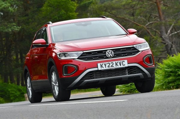 Ако някой търси малък SUV, но копнеете за висока шофьорска позиция, тогава малко конкуренти могат да се мерят с Volkswagen T-Roc за усещането, което ви дава зад волана. Той поставя шофьора по-високо над пътя от съперници като Seat Arona и Skoda Kamiq, а интериорът дава усещане за качество с меките си на допир пластмаси, кожен волан и ярки цветни вложки.

T-Roc също е удоволствие да се шофира, с минимален шум от вятъра, спретнато управление и набор от мощни, но ефективни двигатели. Базовият вариант с 1,0-литров бензинов мотор със 110 к.с. осигурява впечатлява мощност за парите и това е версията на модела, от която има най-голям смисъл.
