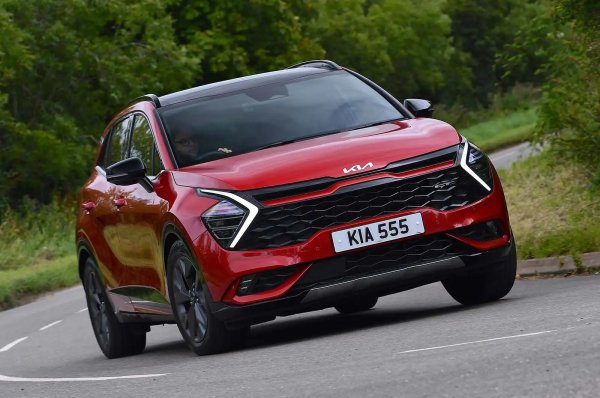 Въпреки че има много впечатляващи семейни SUV автомобили, от които да се избира, няма &bdquo;по-завършена&ldquo; кола от Kia Sportage. Интериорът има много интелигентен дизайн, със солидно усещане и интуитивни контроли, комбинирани с двойни 12,3-инчови екрани. Sportage може да превозва петима възрастни с лекота, докато багажникът е един от най-големите в класа &ndash; особено в бензиновата версия. Той разполага с капацитет от 591 литра, което е повече от Nissan Qashqai и Skoda Karoq.

Всичко това, разбира се си има цена, но тя е напълно приемлива, защото Sportage всъщност е впечатляващ още в базовата 1,6-литрова бензинова версия. Тя е и най-добрият избор, защото е по-евтина от &bdquo;мекия&ldquo; хибрид и само малко зад него по отношение на ускорение и икономия на гориво.
