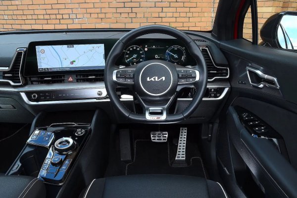 Плюсове: Моделите с по-ниски спецификации са страхотни; Интелигентен интериор; Щедро пространство за краката на втория ред и голям багажник.

Минуси: Хибридният бензинов двигател звучи напрегнато; Пространството над глава на втория ред е компрометирано с панорамен покрив; Няма интелигентни функции на задната седалка.