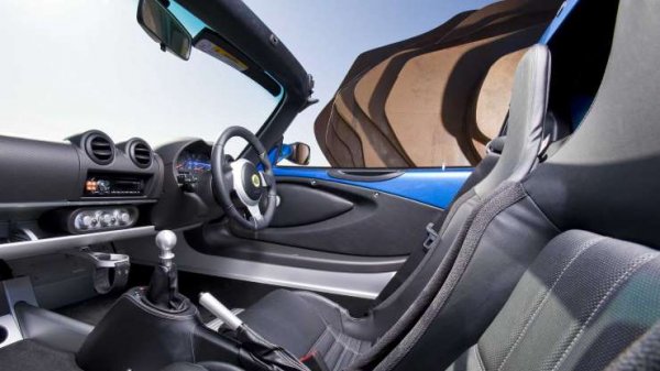 Фактът, че моделът Elise сега е оборудван с двигатели на Toyota, а през първото и второто поколение имаше мотори на Rover от серия K е добре известен факт.