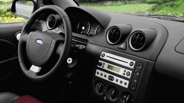 В допълнение към 1,8-литровия японски четирицилиндров двигател, британският спортен автомобил взаимства лостовете за мигачите от по-стари модели на Opel, както и решетките на въздухопроводите от Ford Fiesta.
