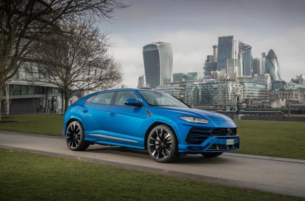 Рекодьорът тук е Lamborghini Urus, което е оборудвано с 4,0-литров V8 с мощност 650 к.с. Ускорението от 0 до 100 км/ч отнема 3,6 секунди. Само с 0,1 секунди от италианския всъдеход изостава Jeep Grand Cherokee Trackhawk с 6,2 литров атмосферен V8, развиващ 717 к.с.