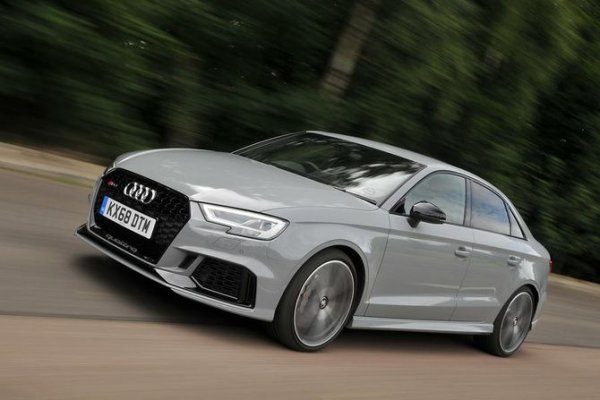 Би било справедливо все пак да си припомним и за един спортен седан на Audi. С неговото ускорение до 100 км/ч за 4,1 секунди RS3 е доста подходящ за тази роля.