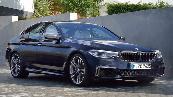 Баварската "петица" трябва да бъде актуализирана преди края на месеца, но рестайлингът със сигурност няма да влоши икономията на модела. Следователно, лидерството в бизнес класа ще остане при BMW 520i. Този седан с мощност 184 коня изразходва средно 5,6 л/100 км (комбито - 5,9 л/100 км). Най-близките конкуренти са Audi A6 45 TFSI (6 л/100 km), Mercedes-Benz E200 и E300 (6,1 л/100 км, както и умереният хибрид Volvo V90 B4 (6,4 л/100 км).