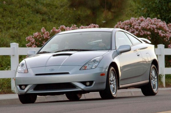 Toyota Celica беше един от най-популярните спортни автомобили през 90-те години, особено след участието си в Световния рали шампионат. Това се дължеше отчасти на външния му дизайн с много нисък профил, малък преден капак и изваяни линии.

Въпреки това, не беше толкова бърз, колкото изглеждаше. Разполагаше с 1,8-литров VVT-i двигател със 145 к.с., произведен от Yamaha, който му позволяваше да ускорява от 0 до 100 км/ч за 9 сек и да достига максимална скорост от 204 км/ч. Въпреки това, честно казано, Celica се управляваше много добре и се смяташе за един от най-добрите автомобили с предно предаване.
