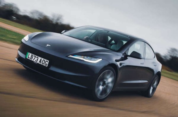 Изключително успешният модел получи фейслифт миналата година не само на външен вид, но и като качесво на батерията. За целта обаче трябва да използвате по-малките 18-цолови гуми.

Притежателите на Tesla също така имат достъп до брилянтната мрежа за зареждане на компанията. Model 3 може да добави нови 280 километра за нищо и никакви 15 минути.
