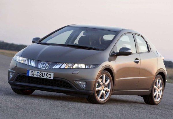 Осмото поколение Honda Civic не може да липсва в тази класация. Популярният с „извънземния“ си дизайн модел дебютира през 2006. Колата не е структурно сложна, което се изразява в по-нисък процент на сериозни повреди. 