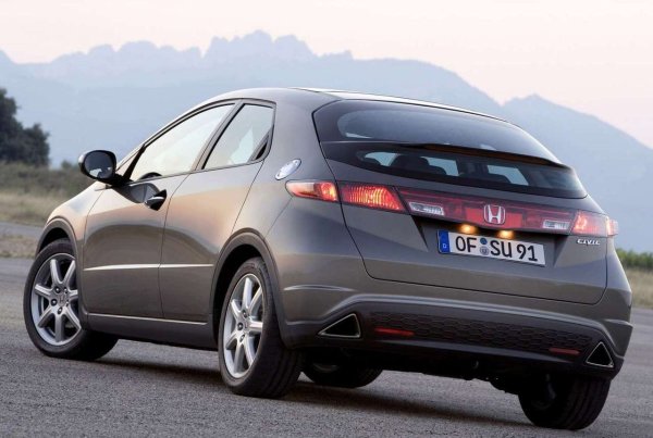 Дизеловият двигател е безпроблемен, което е перфектната комбинация от производителност и нисък разход на гориво, а бензиновият двигател 1.8 също е толкова добър избор.

Проблемът е повсеместната корозия на шасито и каросерията, а Civic трябва да се гледа на крик по абсолютно същия начин като офроудър. 