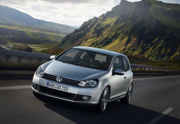 Шестото поколение Volkswagen Golf се появи през 2008 и през целия производствен период потвърди, че е създадено по германска рецепта. Определено е най-добре да потърсите примери от последните години на производство, които са оборудвани с дизелов двигател 2.0 или бензинови двигатели 1.6 и 1.8. Тези силови агрегати ще гарантират надеждност и надеждност, които са съчетани с добра производителност и приемливо горене.