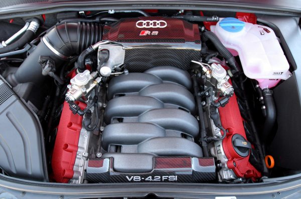 Второто поколение на RS4 също получава V8 двигател, който обаче е съвсем нов.