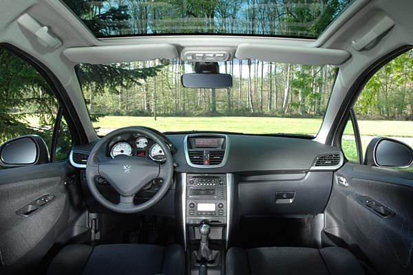 Поглед към интериора: големият стъклен покрив е сериен от средното ниво на оборудване 