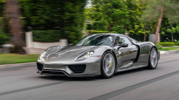 Около седем години преди появата на 911 Turbo S Lightweight друг модел на Porsche - 918 Spyder, направи същия трик. Разбира се, това беше една от оригиналните хибридни хиперколи, така че не е шокиращо, че беше толкова бърза. Задвижването на този модел става с 4,6-литров V и два електромотора със съвкупна мощност от 887 к.с.