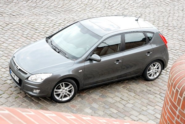 Hyundai i30, с обща дължина от 4.25 метра автомобилът е малко по-дълъг от актуалния Golf. 
