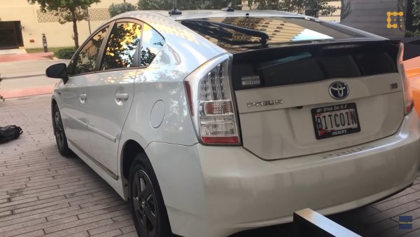 Три месеца преди да си купи Toyota Prius през 2013 година, Майкъл Тезони започва да инвестира в криптовалута. Тогава един биткойн струва 10 долара. В началото на февруари Тезони се среща с частен продавач във Флорида, който е готов да се раздели със своя Prius срещу 1000 биткойна, еквивалент на 22 000 долара. Сделката е сключена, а само до края на 2013 година тези 1000 биткойна вече струват 220 000 долара. Сега за тях Тезони щеше да получи 48,5 млн. долара. Мъжът облаче твърди, че не съжалява и дори си поръча регистрационен номер с специално за Prius с надпис BITCOIN.