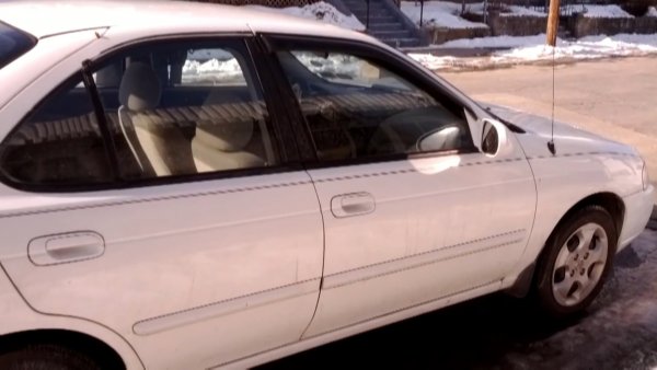 На 26 януари 2014 г. в американския щат Ню Хемпшир собственикът на 2,3 биткойна се разделя с криптовалутата Nissan Sentra от пето поколение на старо. Това е една от първите известни транзакции с биткойни в щата. Колата е в лошо състояние и струва около 2000 долара. Ако мъжът беше изчакал още 7 години, сега щеше да си купи нов автомобил за близо 112 000 долара.