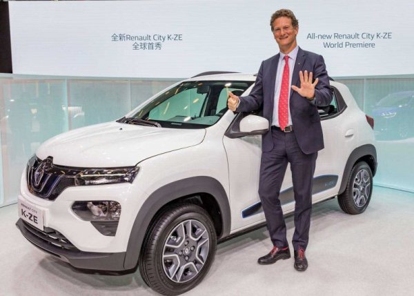 Производителите на електромобили и различните стартъпи предпочитат оптимистичния тон и настояват, че никакви по-особени сътресения няма да има. "Ако приемем, че в Европа ще има 10 милиона електромобила по улиците, те са едва около 1 процент от достъпното електричество. Тоест производството на енергия няма да се повлияе от елекромобилите", обясни наскоро Жил Норман, вицепрезидентът по електромобилите на Renault Group, пред Automedia.bg. "Имаме уникалната възможност да скъсаме с традиционния модел, при който автомобилът еднопосочно получава енергия от бензиностанцията. Той не би могъл да я върне. Докато електромобилът може. Работим върху обратими зарядни, които ще позволяват да се връща енергия към мрежата.
В днешната 50-киловатова батерия на Zoe има енергия да захранва един нормален дом за 6-7 дни. Включително отоплението".
Но производителите са принудени да бъдат оптимисти: натискът на правителства и регулатори не им оставя друг избор, освен да правят и продават електромобили. 
