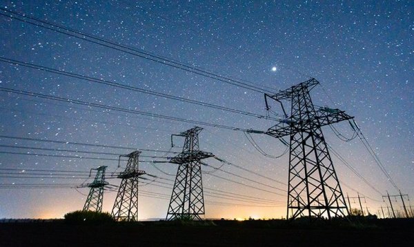 Това с връщането на ток от електромобилите звучи чудесно, но има някои сериозни въпросителни. Първата се отнася до броя на електромобилите. Европейската комисия работи върху т. нар. Сценарий EUCO30, който предвижда електрическата флотилия да набъбне от по-малко от 1 милион през 2018 до над 35 милиона през 2030 година, и около 190 милиона през 2050. Към средата на века до 34% от всички енергийни нужди на транспорта ще идват от електричество, а това ще означава допълнително потребление от 356 тераватчаса - близо 11 пъти цялата годишна консумация на България в момента. 
"Развитието на електромобилите ще промени мрежите. От една страна, ще ни трябват мощности да ги зареждаме. Но от друга, електромобилите могат и да отдават енергия към мрежата, когато има нужда", обясни Карел Крал, регионален мениджър на енергийната компания CEZ за България, пред Bulgaria ON AIR. "Това значи цялата мрежа да се дигитализира. Днес нашият диспечер знае откъде да прекрати захранването, когато се налага ремонт в някоя подстанция или някъде по мрежата. Но ако в този район има фотоволтаици с акумулаторни батерии, или електромобили, които връщат енергия в мрежата, ние трябва да го знаем. Това ще изисква много големи инвестиции".
