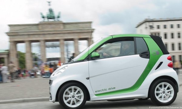 Какви точно инвестиции ще изисква адаптирането на мрежите към електромобили, никой не може да каже с точност. В Германия след няколко пилотни проекта експерти, начело с Мартин Браун от института Fraunhofer, заявиха, че при "много от местните разпределителни мрежи няма да са нужни корекции" (в разговор с Deutsche Welle). Оливер Брюкл, директор на проекта neos, оценява нужните корекции в мрежата на около 20 до 25 милиарда евро за цяла Германия - според него това "не е неразумно много". Брюкл пресмята, че цената ще е около 1 евро месечно допълнително за всеки клиент. 
