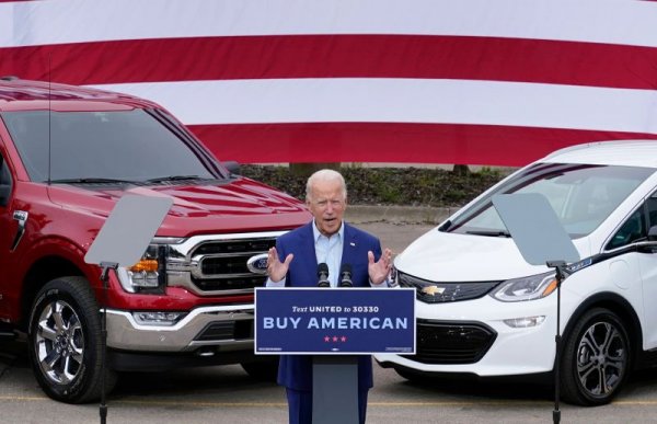 Споменатото дотук обаче се отнася до Германия, която вече направи доста по оптимизацията на електропреносната си мрежа. В САЩ уважаваната Boston Consulting Group пресмята, че eдно средно електроразпределително дружество (с 2-3 милиона клиенти), ще трябва да инвестира между 1700 и 5800 долара за електромобил до 2030 година. При очакваните 40 милиона електромобила на пътя дотогава това означава между 68 и 232 милиарда долара инвестиции за цялата страна. Предвидените за момента инвестиции в мрежата обаче са едва за около 2.6 милиарда долара, според Edison Electric Institute.
